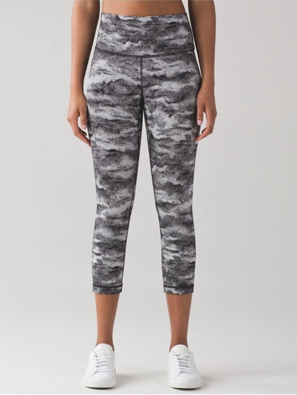 Lululemon Wunder Under Crop (Hi-Rise) (21")
Luon Hazy Days Black White Size 6
